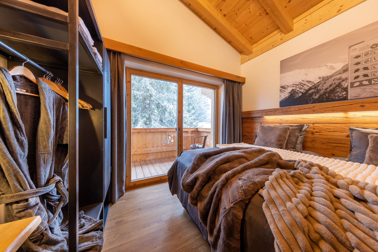 Simple, Lighting & Elegant Interiors on the chalet 1
